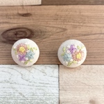 ミニブーケ刺繍のくるみボタンピアス