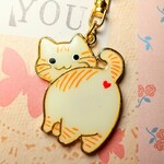 キーホルダー、おしり を 向けた ふりむき ネコ (茶トラ 風)、送料無料♪