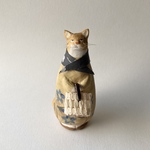 すみれワンピースの猫　見上げる
