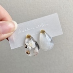 👼天使の涙 ﾐﾆ white ( ドライフラワー 淡い ホワイト クリア マーブル ぷっくり ぽってり パープル 雨 夏 爽やか いびつ フープ 雫 イヤリング ピアス )