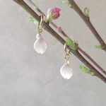 桜の花びら揺れるシンプルなイヤリング・ピアス【アレルギー対応】