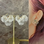 すりガラス風花びらのフリルピアス