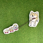 おもちゃをひっぱる柴犬ブローチ