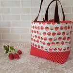 いちごとドットの巾着トート