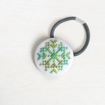 雪の結晶B　刺繍ヘアゴム大　くるみボタン