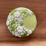 刺繍くるみボタン（ヘアゴム/ブローチ）