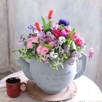 ティーポットの器にチューリップと花束植え