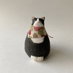 スカーフ猫さん　見上げる（ハチワレ）