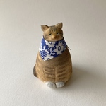 スカーフ猫さん　見上げる（キジ）