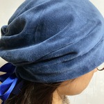 ネイビーブルーリボン付き・クッション生地のポカポカ帽子／医療用帽子