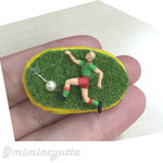 芝生の上のサッカー選手。ボールコロコロ～芝生ブローチ～