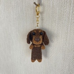 編みぐるみ犬キーホルダー:ミニチュアダックス(スムース/チョコタン)