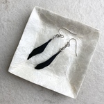 黒い羽のピアス イヤリングA