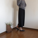やわらかニットのクロップド丈ワイドパンツ・黒