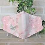 ホワイト地にピンクのお花の刺繍チュールレースと、ホワイトの蝶のモチーフが美しいマスク