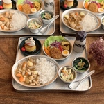 カフェで食べるレトロ可愛い大人給食〜ポークカレー〜