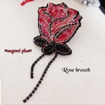 薔薇のビーズ刺繍ブローチ　レッドローズ　