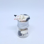 七福小瓶猫　黒ブチ・横寝