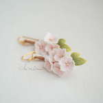 ハンドメイド、桜花ピアス　春の花春日シリーズ、レース糸でかぎ針編み