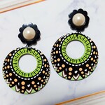 エスニックな大ぶりカラフルピアス