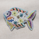 手刺繍 魚ブローチ ～世界～