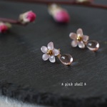 ＊ほんのりピンク色　桜シェルとチェコガラスのスタッドピアス＊2way＊サージカルステンレス