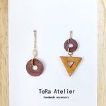 カラフルメタルパーツとウッドチャームのピアス/イヤリング（左右非対称）（レッド　赤）
