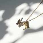 蝶のイニシャルネックレス/サージカルステンレス/華奢チェーン/選べるアルファベット/春の新作/ゴールドネックレス/スキンジュエリー
