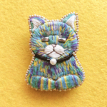 猫刺繍ブローチ　おすわりver.