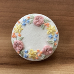 刺繍くるみボタン（ヘアゴム/ブローチ）
