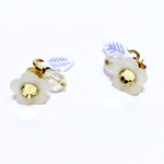 Petite Fleur ＊プチフルールピアス(白/ブルーリーフ)