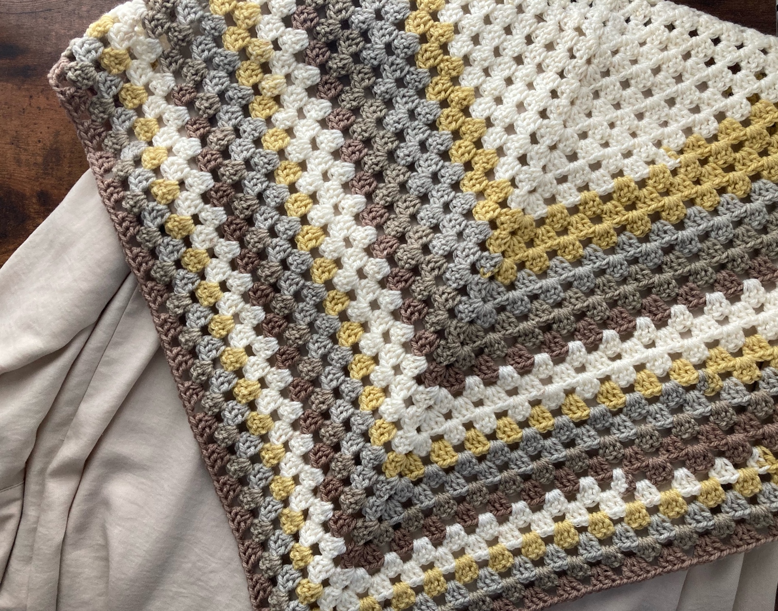 送料無料》crochet 三角ショール グラニースクエア - 向日葵と猫