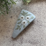 お花刺繍の三角バレッタ