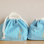 お弁当箱入れ＆コップ入れ（おうち手刺繍・ストライプブルー系）入園入学