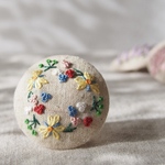 刺繍ブローチ フラワーリース ヘアゴム可 くるみボタン　送料無料