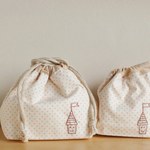 お弁当箱入れ＆コップ入れ（おうち手刺繍・ベージュ系ドット）入園入学