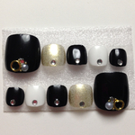 黒 × 金 ビジュー フットネイル