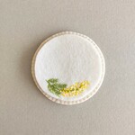〈フエルト名札〉ミモザの刺繍 キナリイロ