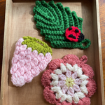 アクリルたわし（いちご＋花＋葉っぱ）