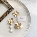 ブライダル メタルフラワー 大ぶり ゴールド パール オーロラ ブライダル ピアス イヤリング アシメスタイル 人気！