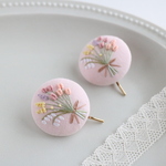 春限定　花束刺繍のポニーフック　さくらミルク色