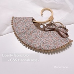 3/3‪ꫛꫀꪝ【Liberty fabric bib - C&S  Hannah rose -⠀】リバティスタイ まんまるスタイ 出産祝い リバティ 