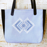 水色のハーダンガー刺繍のトートバッグ（wedgewood）
