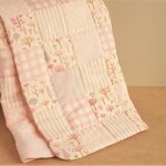 桜色のおくるみ 77×77cm (ピンク、パッチワークのガーゼキルトケット)