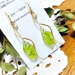 爽やかリーフ🌿のスプリングレジンピアス💕　レジンイヤリング💕　　普段使い　揺れる　クリア　レジン　パーティー　結婚式　レジンピアス　レジンイヤリング　ミントグリーン