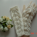 ☆彡原毛そのままの色の生成の毛糸で、透かし模様Fingerless Mittens