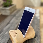 いちごとハリネズミの木製スマホスピーカー【ヒノキ】