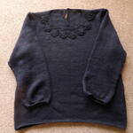 minemiffyさん専用です　襟ぐりにモチーフ飾りをした紺色のセーター