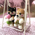 春満開🌸桜の花びらが積もったブランコでお花見する柴犬ちゃん達(赤柴&黒柴)羊毛フェルト
