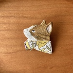 スカーフ猫のブローチ（茶トラ白）